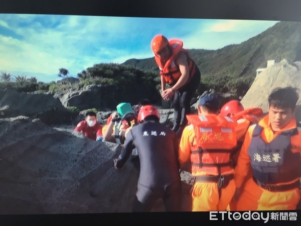 落水陳姓男子由救援人員下水套上浮水繩搶救拉上岸，豐濱消防分隊現場立即實施CPR並送往豐濱醫院急救。（圖／第一二海岸巡防總隊提供）