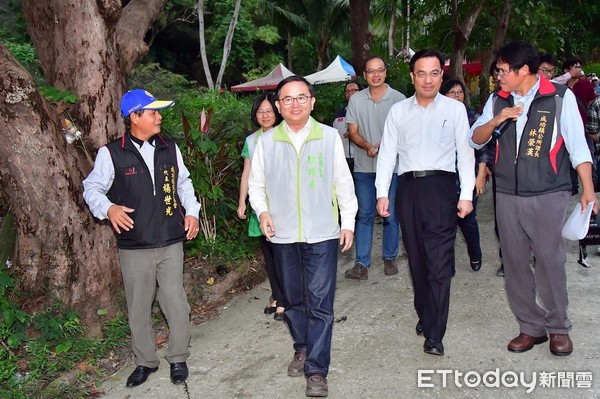 劉櫂豪立委邀原住民族委員會夷將‧拔路兒主委、成功鎮黃博昌鎮長，共同會勘重安1號橋改善工程。（圖／劉櫂豪辦公室提供）