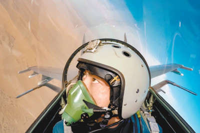 「金頭盔-2017」近距空戰，參賽飛行員正目視搜索敵機。（圖／翻攝自人民日報）