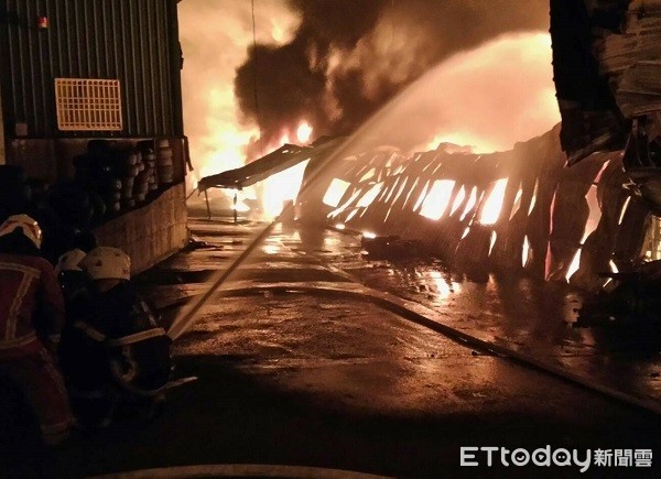 ▲鐵皮廠房遭大火燒得塌陷。（圖／桃園市消防局提供）