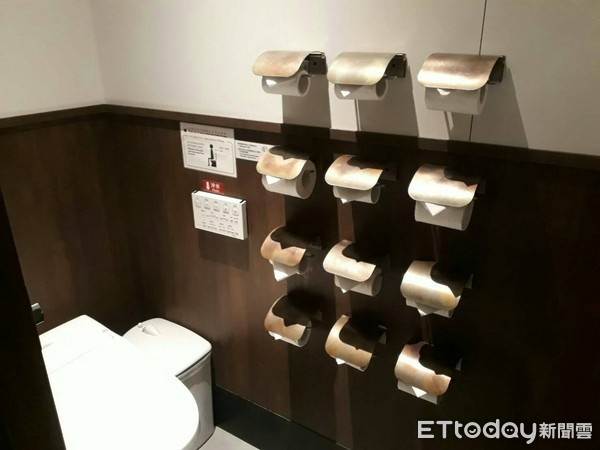 ▲一蘭廁所好多的衛生紙座，牆上公告後面還藏有衛生紙。（圖／一蘭拉麵提供)
