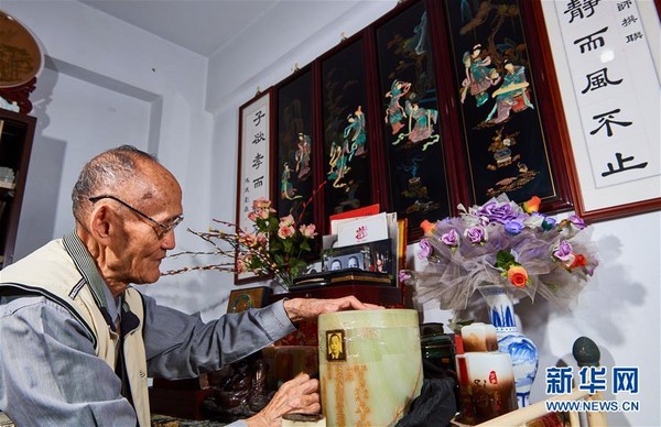 高齡82歲的台灣律師高秉涵20多年來，已把約150名老兵的骨灰送回大陸老家。（圖／新華社）