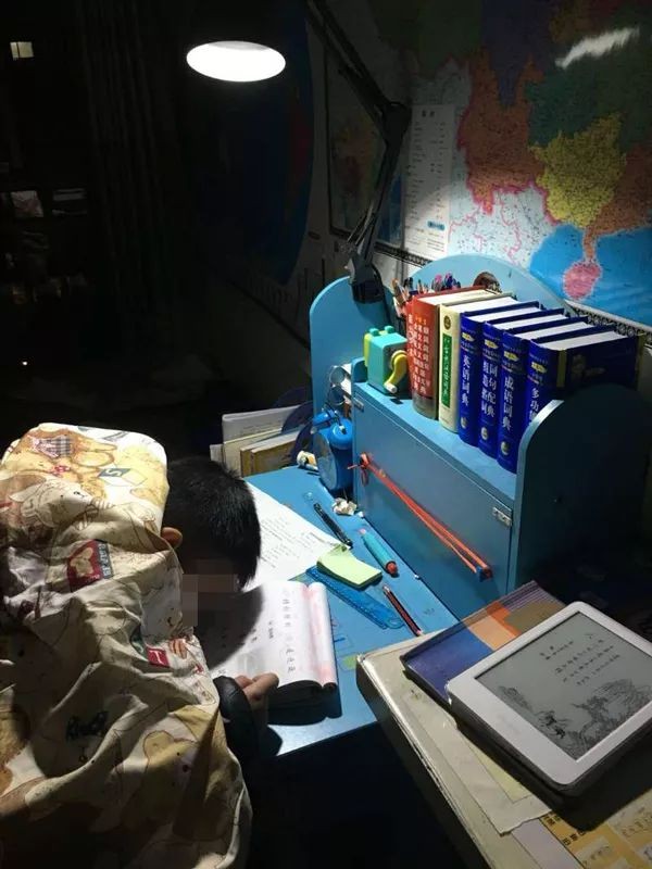 ▲▼杭州8歲男童寫作業睡著。（圖／取自《都市快報》）