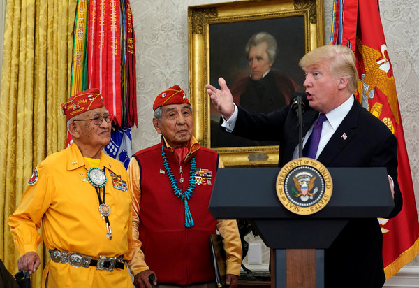 ▲▼川普在白宮表揚美洲原住民英雄。（圖／路透社）
