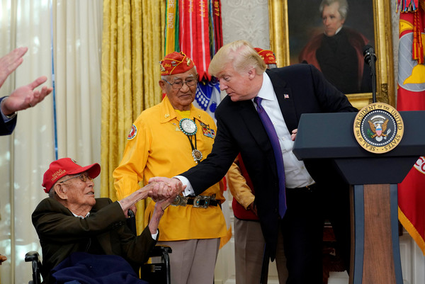 ▲▼川普在白宮表揚美洲原住民英雄。（圖／路透社）