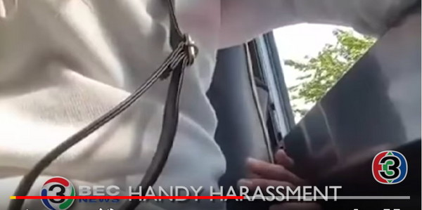 ▲泰國一名公車色狼從椅背後出「鹹豬手」，大膽襲胸！(圖／翻攝自YouTube)
