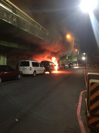 警消趕到現場時發現廂型車已經陷入火海，一名男子遭燒傷痛苦呼救。（警方提供）