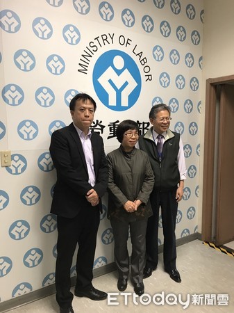 ▲▼曾擔任台北世大運執行長蘇麗瓊接掌勞動部次長新上任第一天；左起為施克和、蘇麗瓊、林三貴等三位次長合影。（圖／記者周康玉攝）