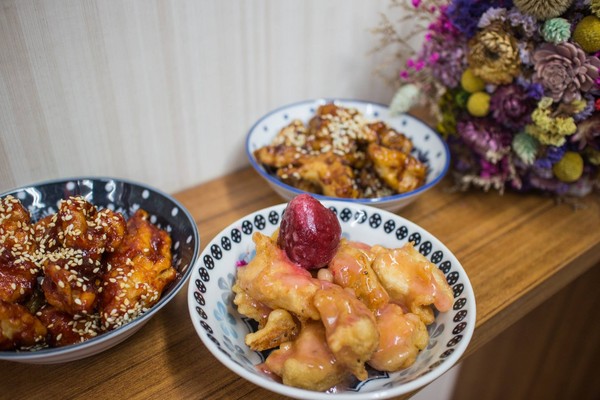 ▲▼台南「咕雞咕雞」韓式炸雞專賣，有季節限定草莓炸雞。（圖／台南找美食提供，請勿隨意翻拍，以免侵權。）