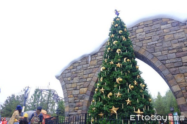 ▲▼日本環球影城哈利波特樂園魔杖體驗聖誕樹。（圖／記者蔡玟君攝）