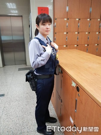 ▲女駕駛違停被勸離辱罵俏女警「白痴」，女警怒：沒開你單還罵人。（圖／記者柳名耕翻攝）