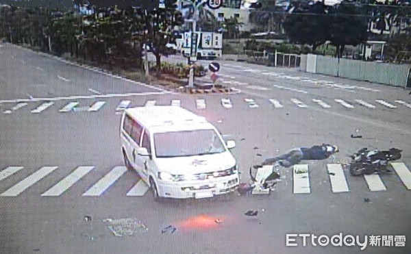 ▲救護車執行任務於紅燈通過路口時，與綠燈機車撞及，騎士拋飛。（圖／記者林悅翻攝）