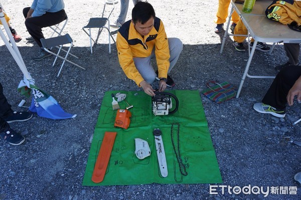 台東林區管理處知本工作站邀集第一線執行山林巡護工作的溫泉社區巡守隊共同參與森林防火演練，實地操作各項防救機具，並由機動救火隊模擬開闢防火線、架設管線噴水滅火及殘火處理等標準程，加強各項滅火技能。（圖／台東林管處提供）