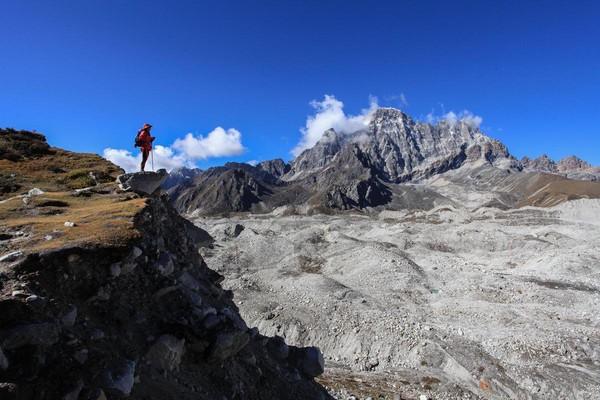 壯闊的果宗巴冰川（Ngozumba Glacier），其上布滿亂石。