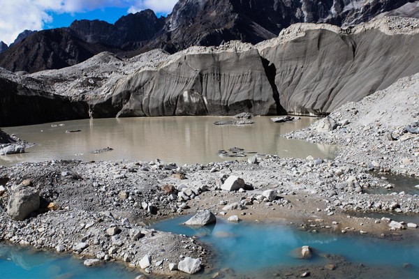 融雪時期，不時有石塊掉入冰川上的小水塘。
