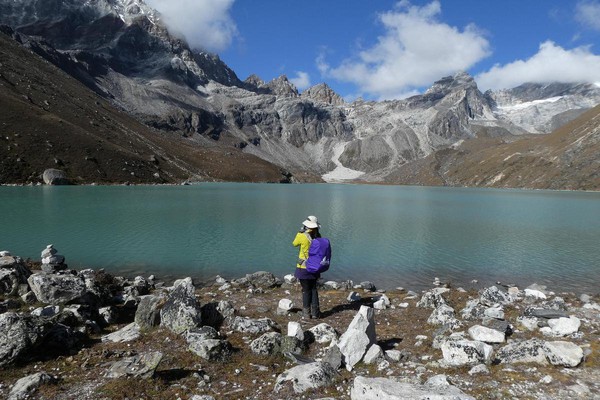 Gokyo Lake雖為綠色，但湖水其實相當清澈。