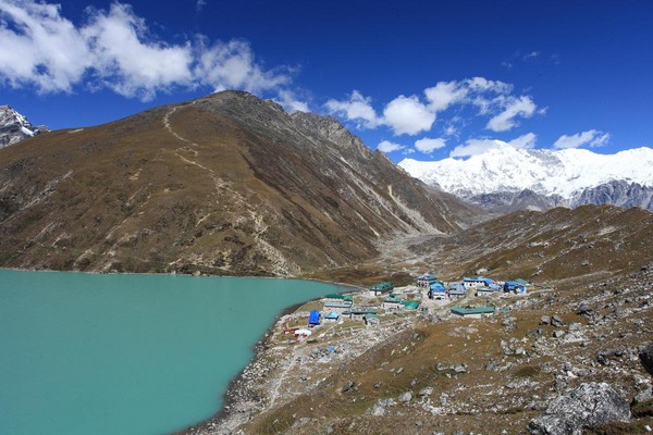 聚落前的一條山徑，即為通往Gokyo Ri的路徑。