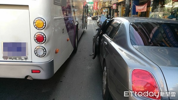 ▲▼賓利哥違停直接開門！公車刷過被撞歪…五股人爽翻「超舒壓」。（圖／記者陳豐德翻攝）