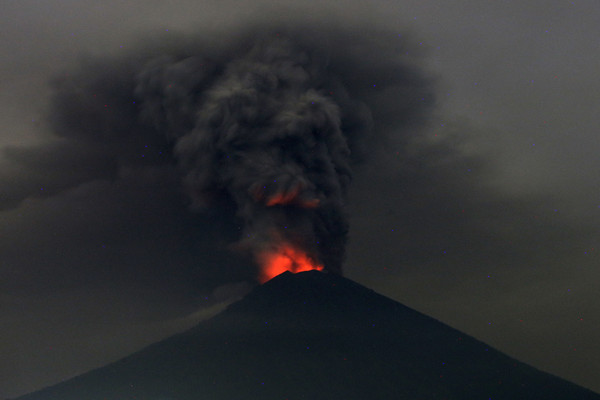 ▲▼峇里島阿貢火山爆發。（圖／達志影像／美聯社）