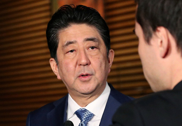 日本首相安倍晉三緊急和川普通話。（圖／路透社）