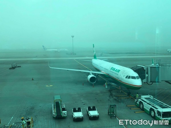 ▲桃機29日早受濃霧影響，能見度約只有200公尺，影響班機正常起降。（圖／記者陳涵茵攝）