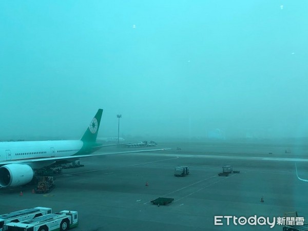 ▲桃園機場濃霧影響，啟動低能見度作業，航班起降受影響。（圖／記者陳涵茵攝）