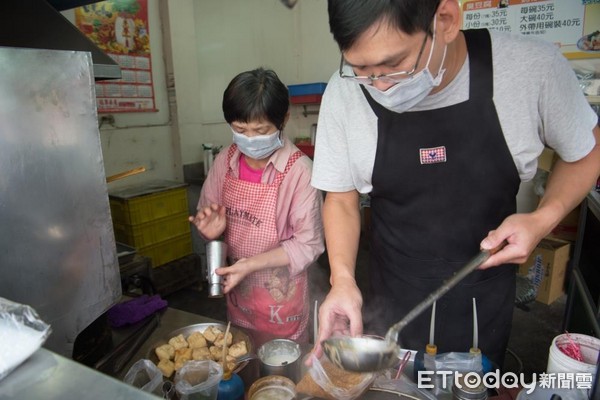 ▲單親媽自學賣臭豆腐養大3孩子　「每個客人都是我的老師！」。（圖／記者謝侑霖攝）