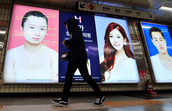 ▲南韓地鐵都有顯眼的整形廣告，強調這才是女性的美。（圖／CFP）