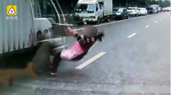▲▼重慶女子奔跑過馬路，打滑跌入車底。（圖／翻攝《梨視頻》）