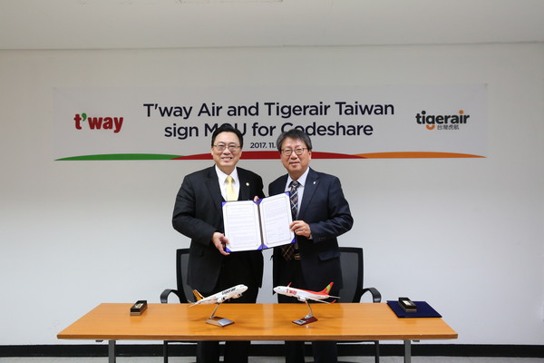 ▲台灣虎航攜手韓國德威航空簽署MOU，未來將「共用班號」合作。（圖／台灣虎航提供）