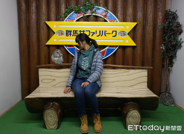 ▲群馬野生動物園「叉肉餵獅子」　舌頭都要伸進鐵窗了！（圖／記者嚴云岑攝）。