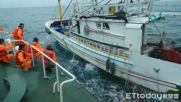 ▲澎湖檢警查獲澎湖籍「勝長榮」漁船將電纜插入海中「電魚」。（圖／記者吳欣晏翻攝）