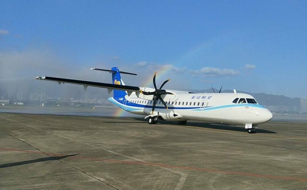 ▲華信航空首架ATR72-600新機抵台，預計明年春節前加入營運。（圖／華信航空提供）