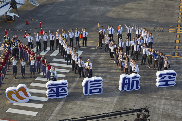 ▲華信航空首架ATR72-600新機抵台，預計明年春節前加入營運。（圖／華信航空提供）