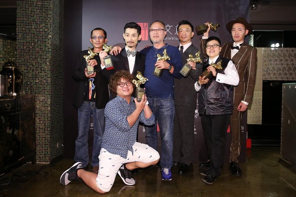 黃信堯（右三）執導的《大佛普拉斯》獲得五項金馬獎，該片男主角陳竹昇（後排左二）則以《阿莉芙》獲得最佳男配角獎。