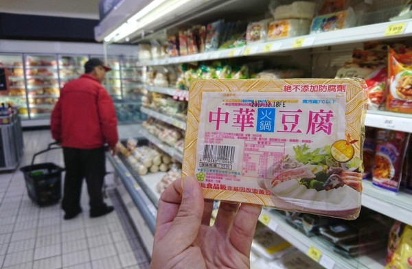 財經部落客股魚的養股標的是台灣50 ETF（0050），以及一些冷門但很賺錢的公司如中華食品。