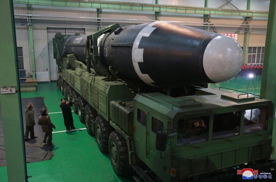 ▲北韓使用「新型9軸飛彈發射車」發射「火星-15」型洲際彈道飛彈。（圖／翻攝自北韓《勞動新聞》）