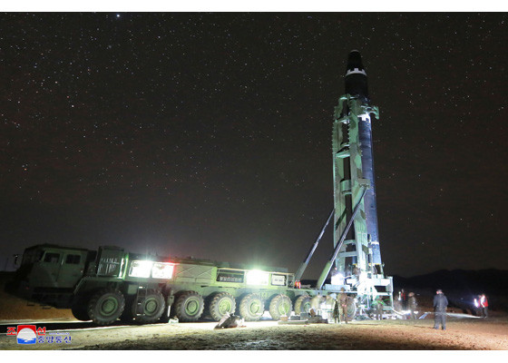 ▲▼北韓使用「新型9軸飛彈發射車」發射「火星-15」型洲際彈道飛彈。（圖／翻攝自北韓《勞動新聞》）