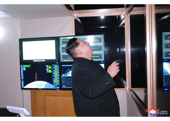 ▲▼北韓成功試射「火星-15」型洲際彈道飛彈，領導人金正恩開心大笑。（圖／翻攝自北韓《勞動新聞》）