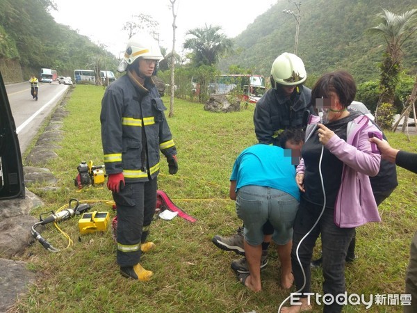 ▲蘇花公路休旅車逆向對撞大貨車　車頭全毀8人送醫。（圖／記者謝侑霖翻攝）