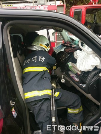 ▲蘇花公路休旅車逆向對撞大貨車　車頭全毀8人送醫。（圖／記者謝侑霖翻攝）