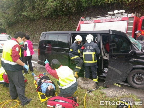 ▲蘇花公路休旅車逆向對撞大貨車　車頭全毀8人送醫。（圖／記者謝侑霖翻攝）