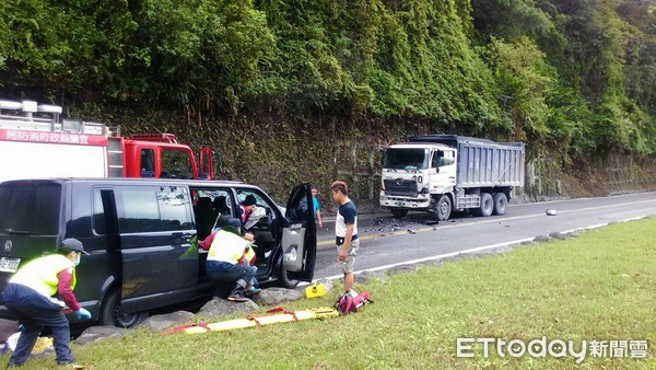 ▲蘇花公路休旅車逆向對撞大貨車　車頭全毀8人送醫。（圖／記者謝侑霖翻攝）