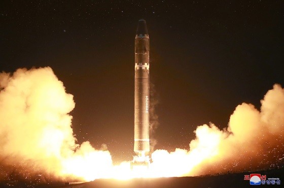 ▲▼北韓發射「火星-15」型洲際彈道飛彈。（圖／翻攝自北韓《勞動新聞》）