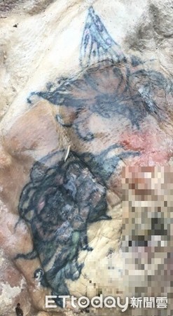女性浮屍外觀因泡水腐爛發腫，身份無法辨識，左胸前有蝴蝶及玫瑰刺青明顯特徵。（圖／花蓮縣警察局提供）