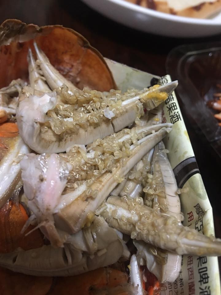 ▲螃蟹長滿了白色的「米粒」，讓網友傻眼。（圖／翻攝自爆料公社粉絲團）