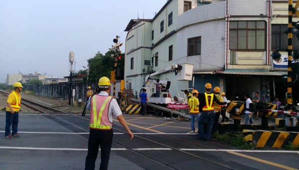 ▲台電電線桿突倒下，台鐵枋寮區間車行車受阻即呼停車。（圖／台鐵提供）