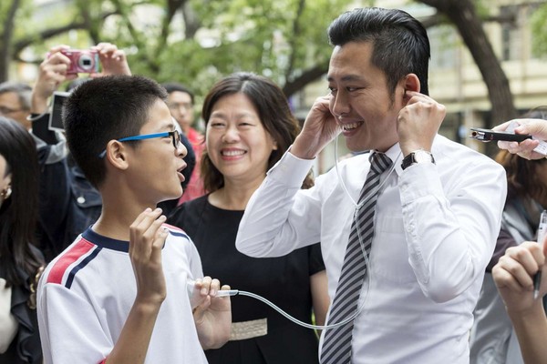 ▲新竹市長林智堅體驗學生自製的簡易聽診器。