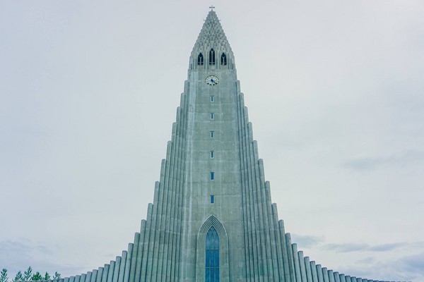 ▲冰島首都雷克雅維克的哈爾格林姆教堂、街景。（圖／一個環遊世界的男生提供）