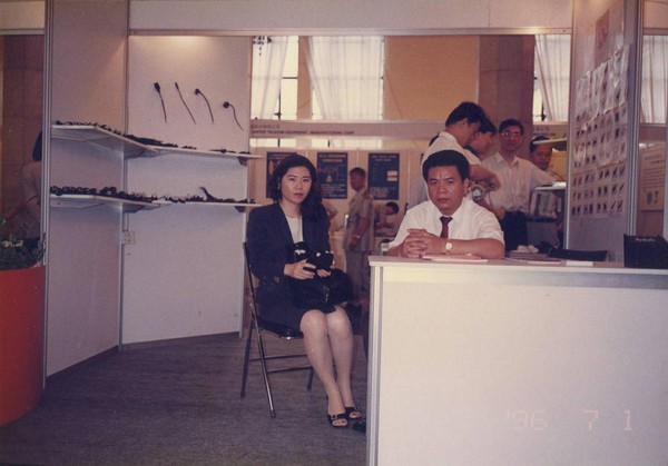 創業初期，吳瑞雄（右）靠著勤參展拉進國際性客戶，老婆施鳴季（左）也跟在先生旁邊幫忙推銷。
